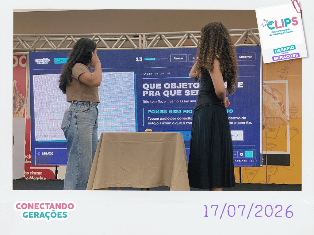 Duas participantes respondendo ao quiz no telão do Desafio entre Gerações